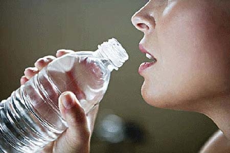瓶装水隔夜喝易致癌  这种谣言千万别信