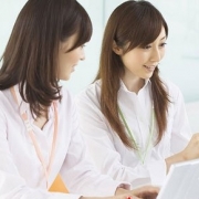 白领学正确坐姿 保持身形S曲线