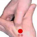 春季治便秘自我按摩法 按揉支沟穴合谷穴