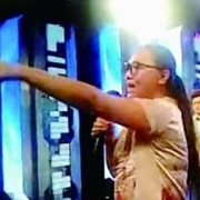 干露露护胸有秘方 联袂母妹上演骂剧