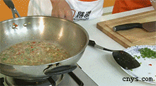 【鱼香茄子煲】放入清水煮调料