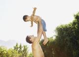 男孩调皮爸妈这样引导  捣蛋鬼也能养成男子汉