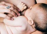 初乳那么稀没营养？  关于母乳的认识误区